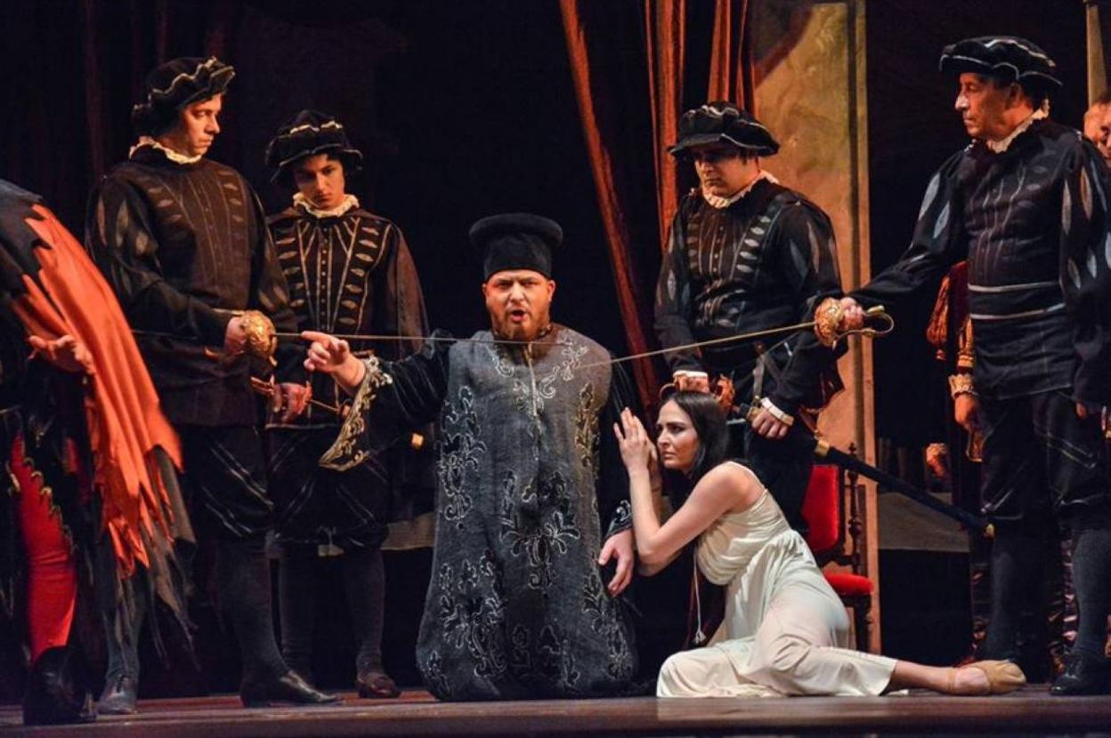 Una escena de 'Rigoletto' a cargo de la Ópera Nacional de Moldavia.