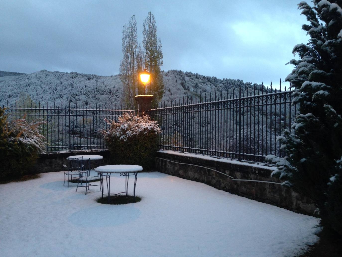 Los Cameros han amanecido esta mañana con una capa de nieve de entre 10 y 15 centímetros. Un paisaje blanco que ha dejado algunas de las primeras imágenes invernales de esta temporada y, no cabe duda, estampas muy bonitas