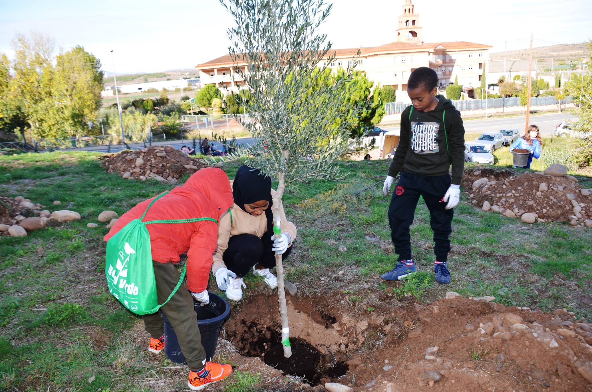 Numerosos grupos de amigos y familias plantaron los árboles en una ladera de la carretera de Murillo