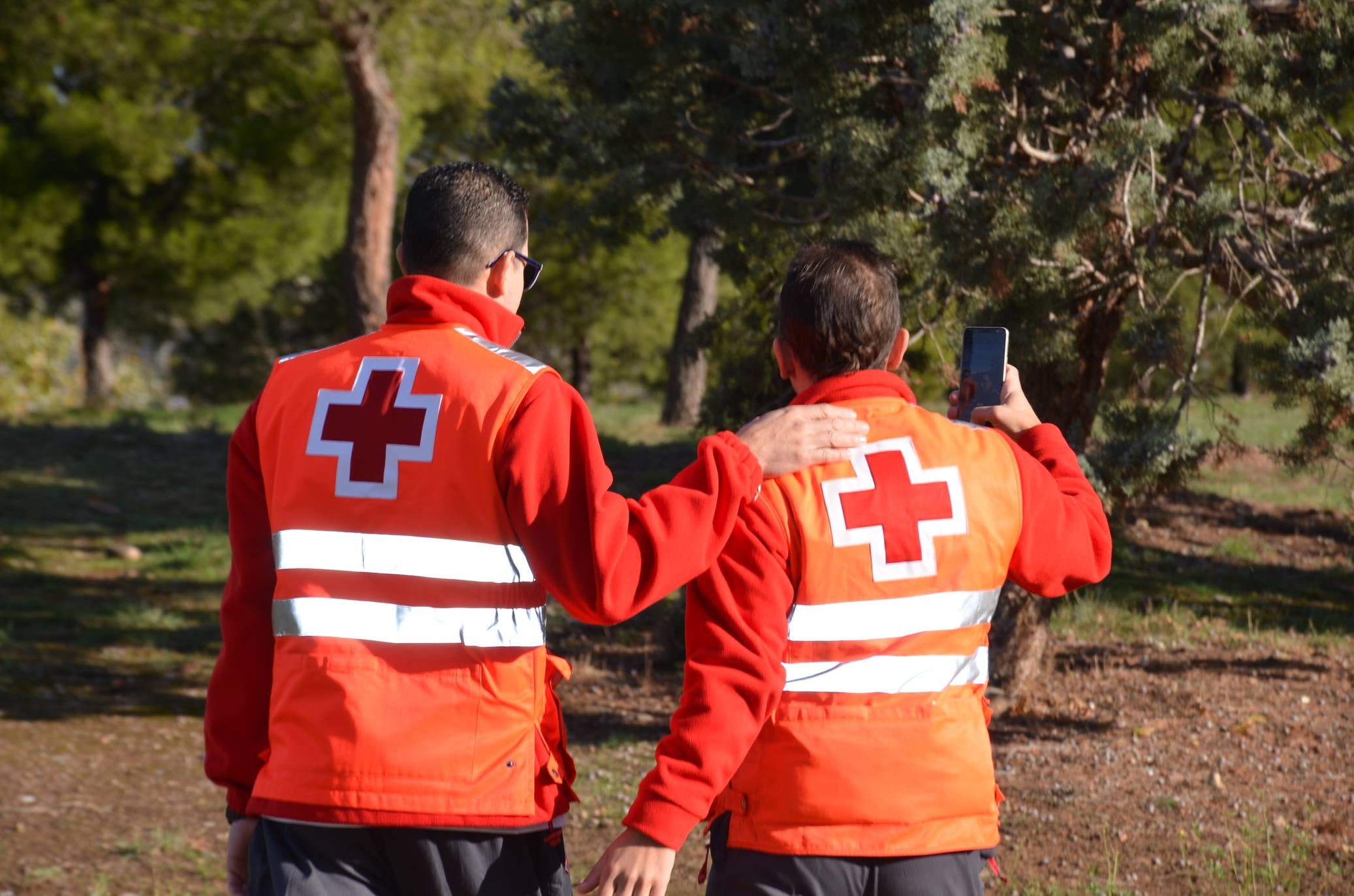 Numerosos grupos de amigos y familias plantaron los árboles en una ladera de la carretera de Murillo