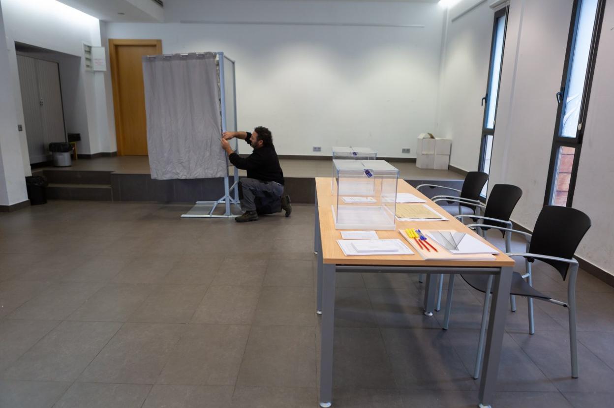 Preparativos del colegio electoral en la Casa de Cultura de Uruñuela