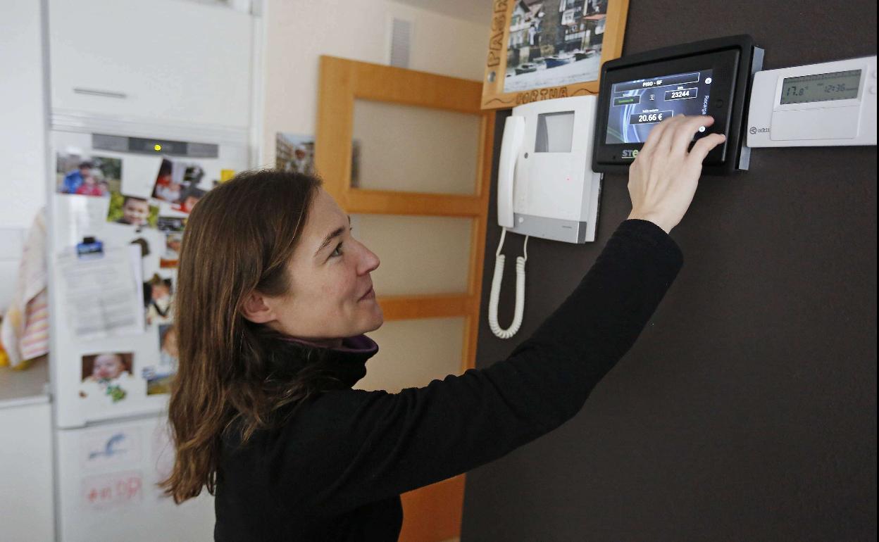 Una mujer con el control digital del hogar. 