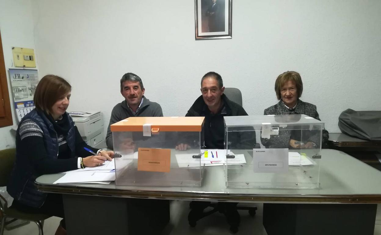 Componentes de la mesa electoral de Villarroya, este domingo, antes del comienzo de la votación