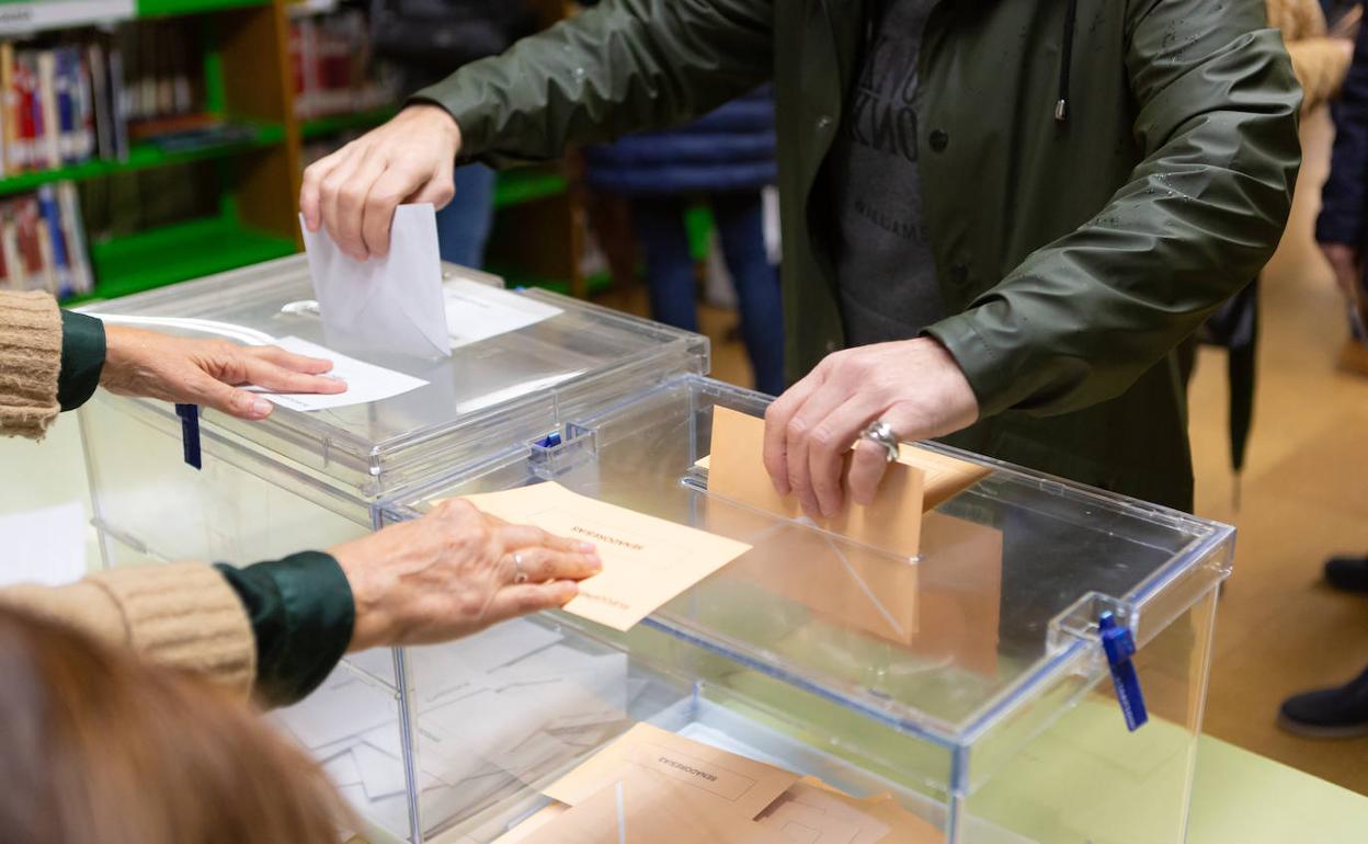 Un vecino de Logroño deposita su voto este domingo.