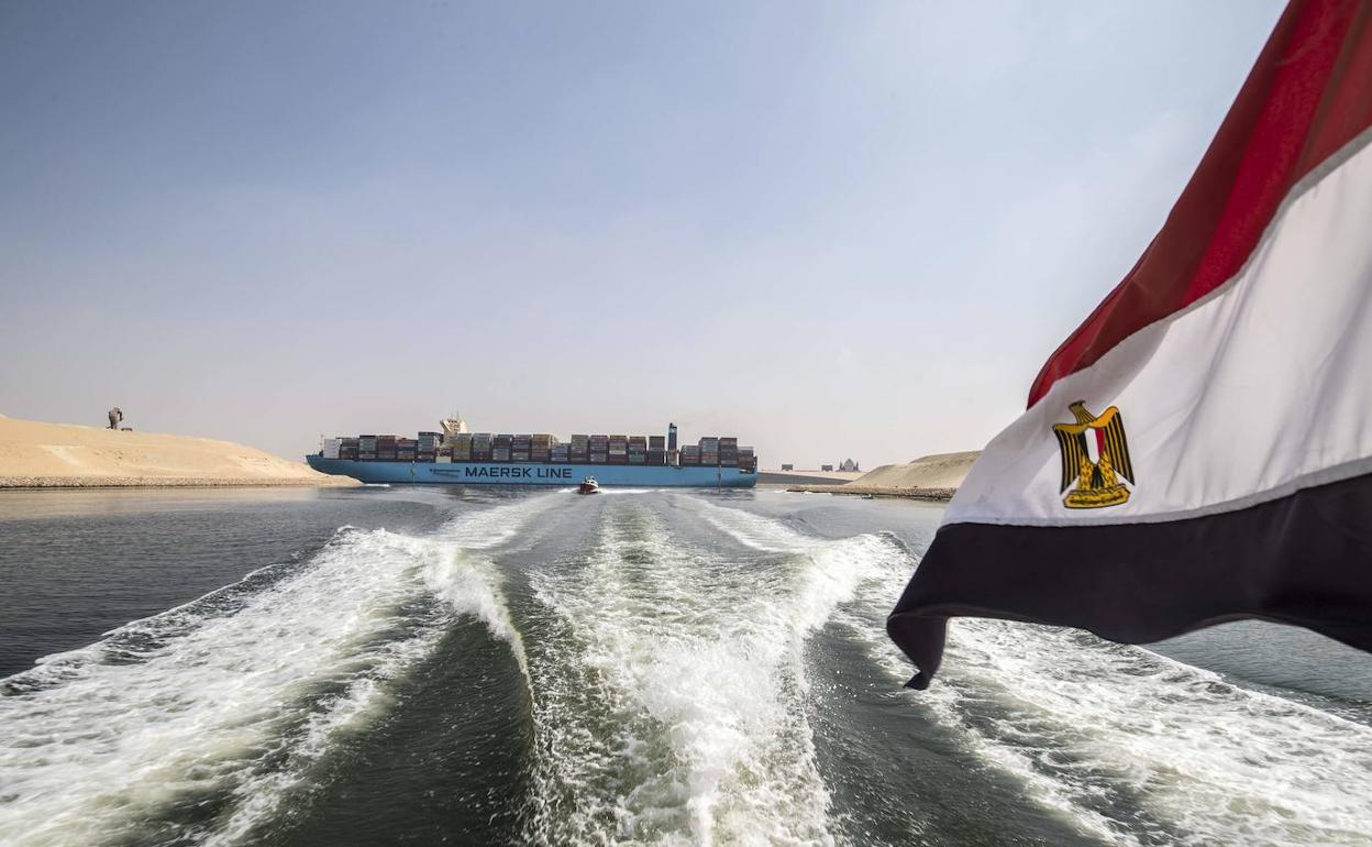 Barcos atravesando el Canal de Suez.