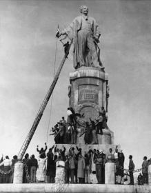 Imagen secundaria 2 - Imágentes de la construcción del Canal de Suez, la inauguración y la estatua de su creador, el francés Ferdinand de Lesseps.