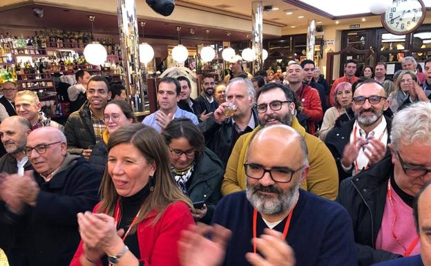 Los afiliados y simpatizantes celebran la vitoria en el Café Moderno.