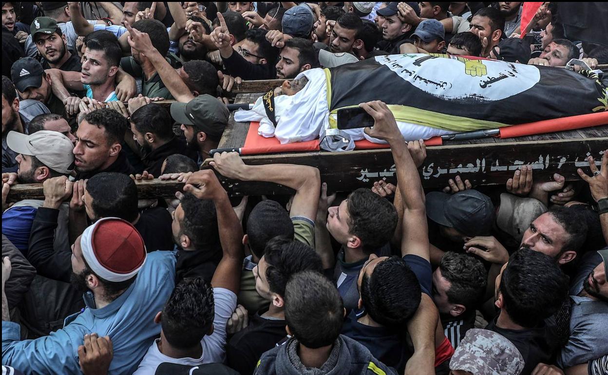 Palestinos llevan el cadáver de Bahaa Abu Al Ata, líder del ala militar de Yihad Islámica. 