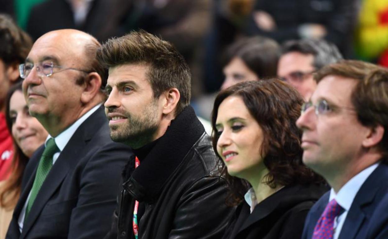 Gerard Piqué, junto a Isabel Díaz Ayuso y José Luis Martínez-Almeida. 