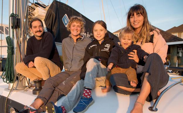 Greta Thunberg en La Vagabonde, junto a los otros tripulantes.