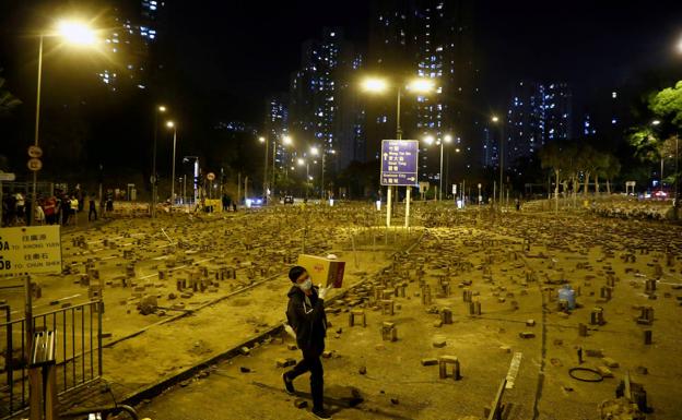 Un activista lleva suministros al campus de la Universidad Baptista de Hong Kong.