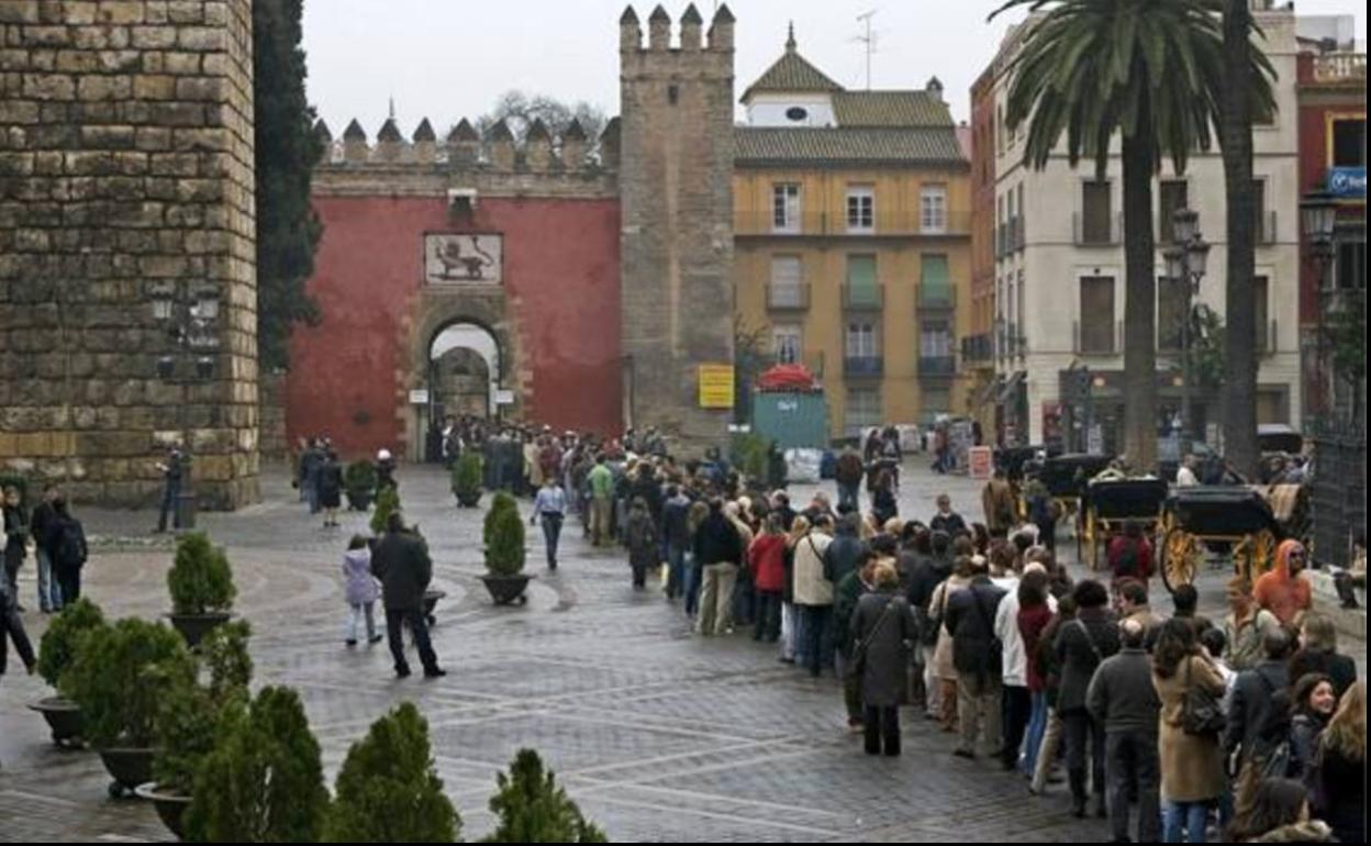 Colas a la entrada del Alcázar de Sevilla