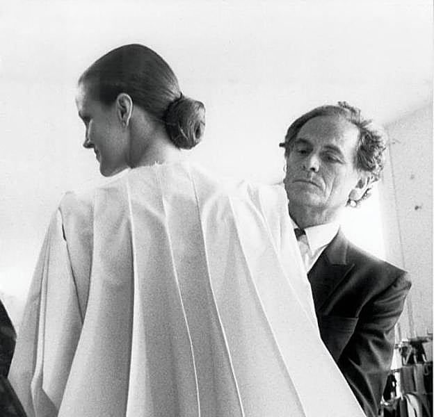 Una imagen antigua de Pierre Cardin vistiendo a una modelo.