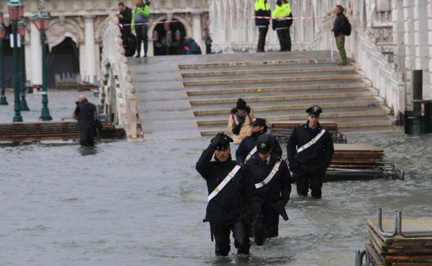 Imagen principal - El mal tiempo no da tregua a Venecia, se temen nuevas mareas altas