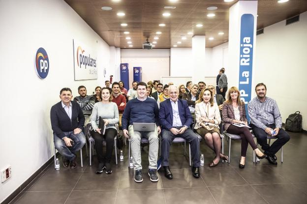 La cúpula del PP riojano, el pasado jueves, reunida en su sede de Logroño. 