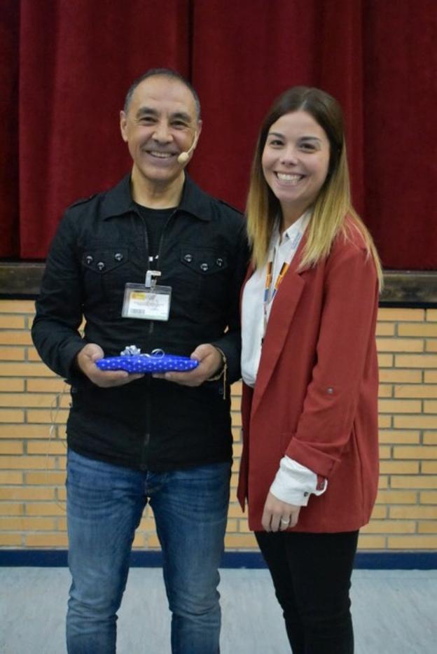 Martínez Maestre, con una de las psicólogas de Zuera.