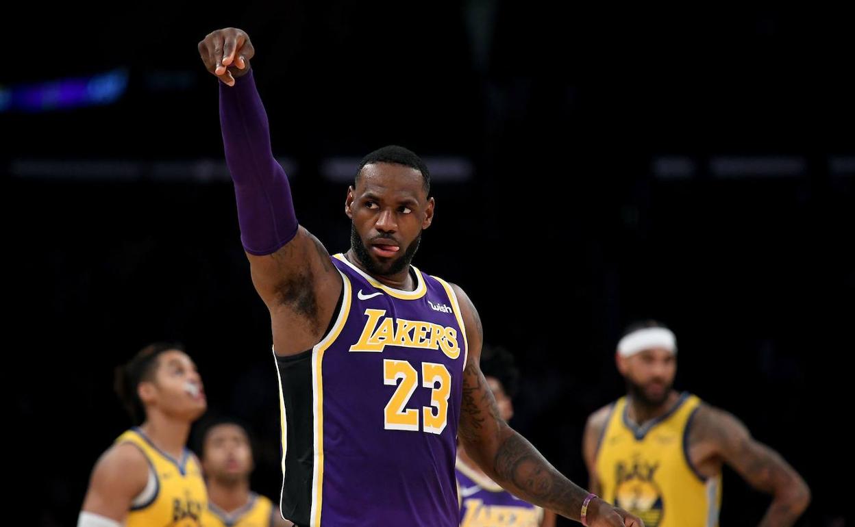 LeBron James celebra una canasta. 