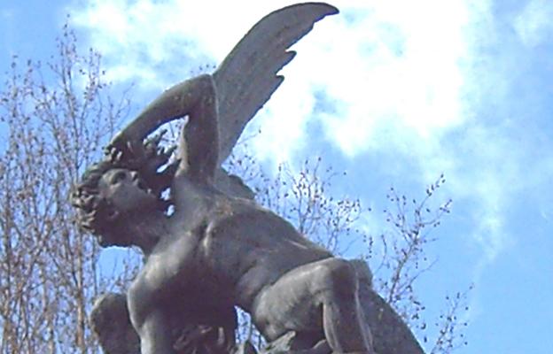 'El Ángel caído', obra de Felipe Gabaldón, en el parque del Retiro.