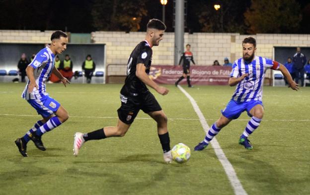 Muro, autor de un gol y que se retiró lesionado, avanza con el esférico. 