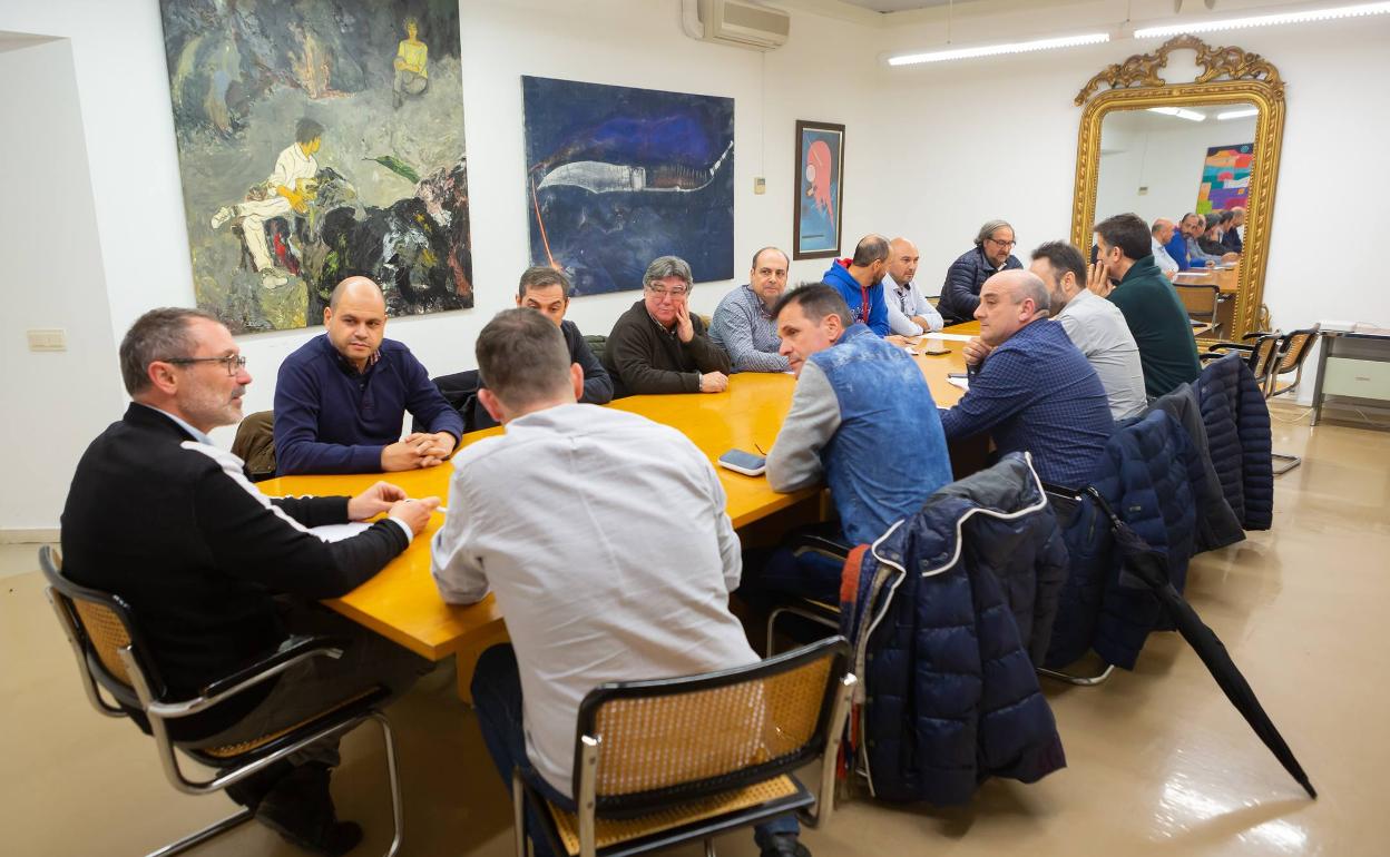 Asistentes a la reunión para tratar el uso de Las Gaunas en la Copa del Rey. 