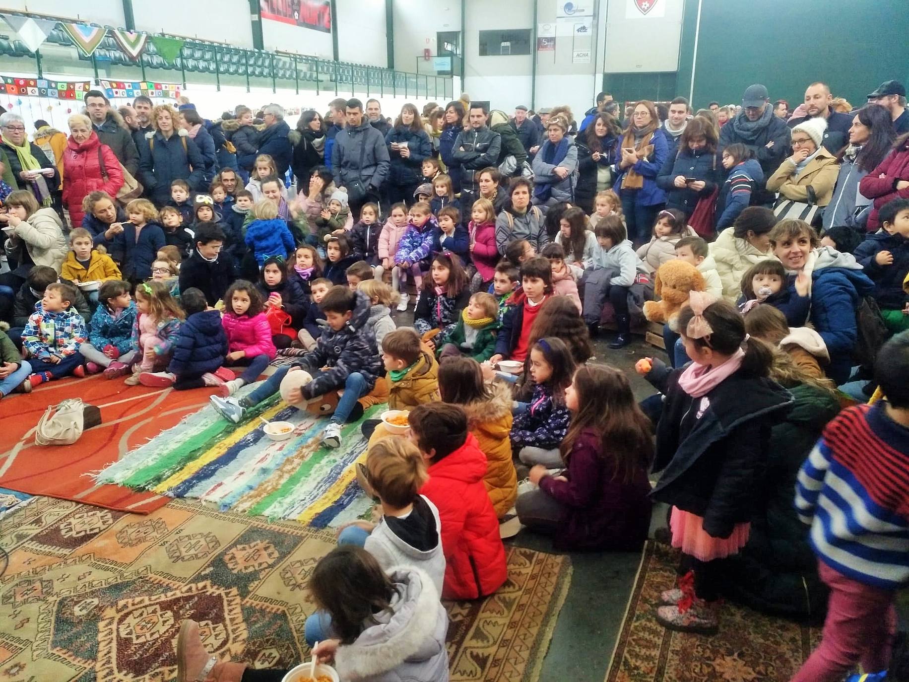 Tela de Cuentos: la jornada sobre libros infantiles y juveniles que se celebró ayer en el municipio y reunió a familias y amigos en un domingo lúdico y especial