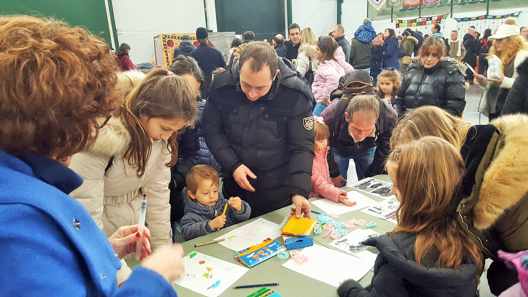 Tela de Cuentos: la jornada sobre libros infantiles y juveniles que se celebró ayer en el municipio y reunió a familias y amigos en un domingo lúdico y especial