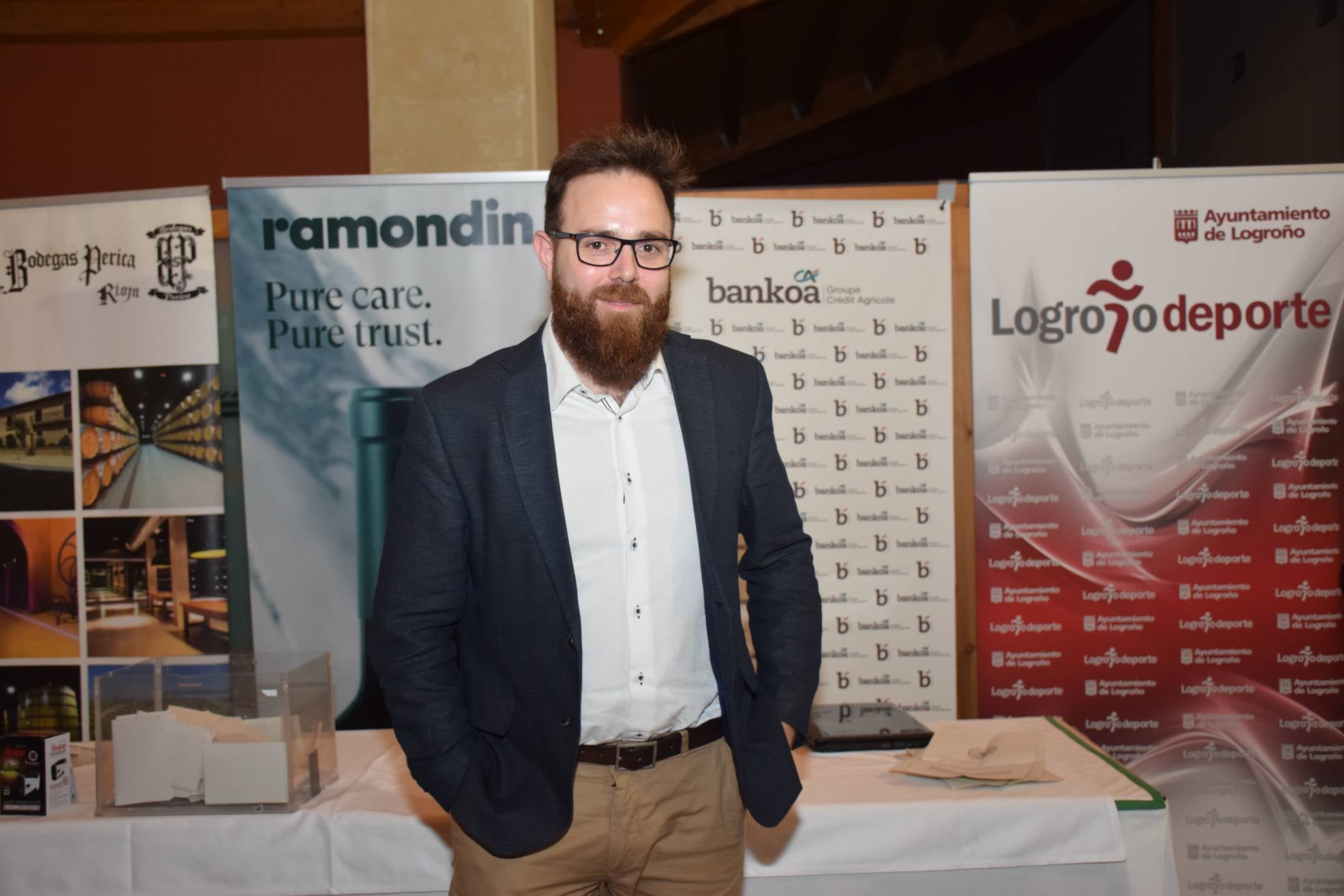 Entrega de premios a los ganadores de la Liga de Golf y Vino. 