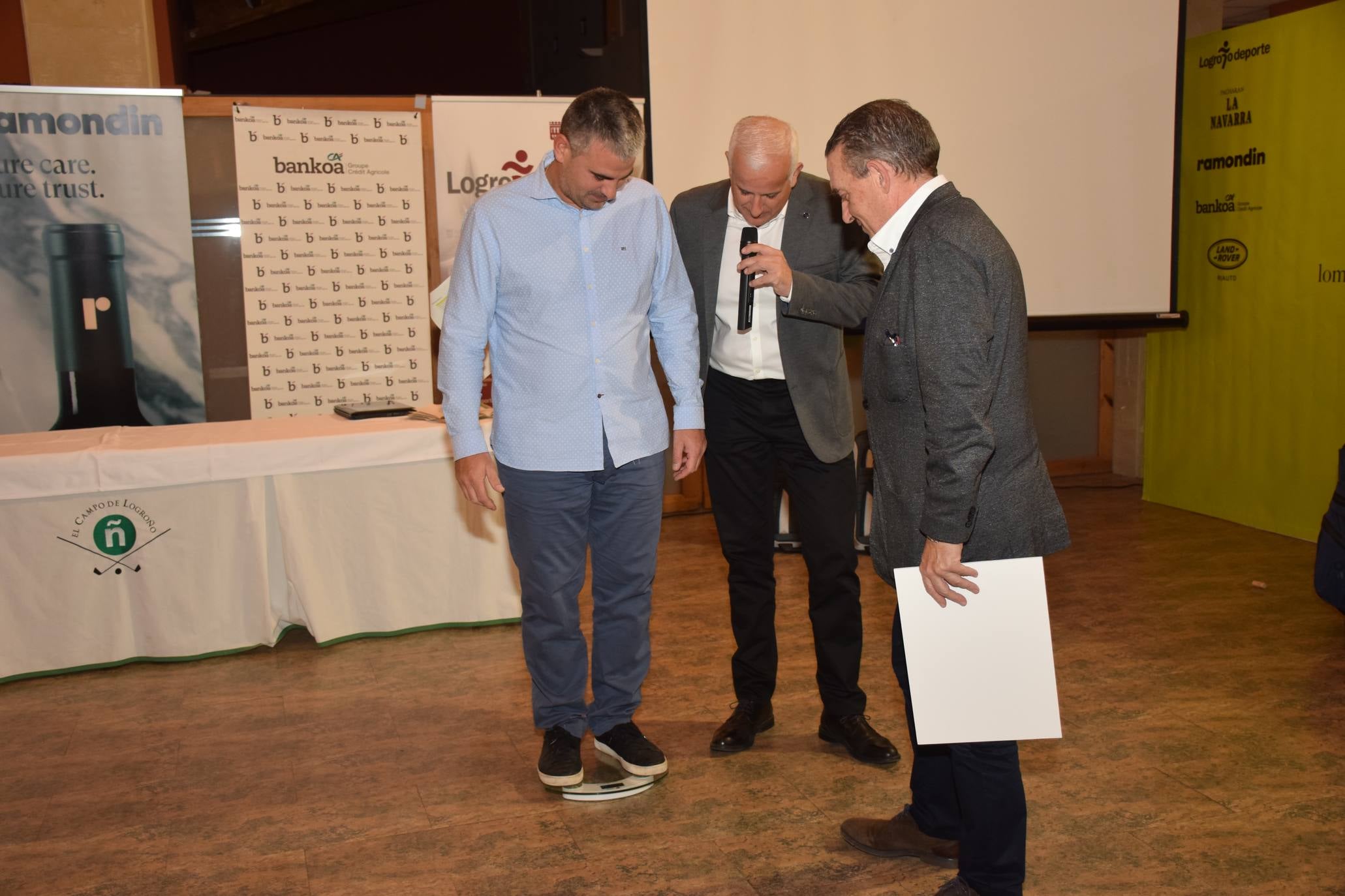 Entrega de premios a los ganadores de la Liga de Golf y Vino. 