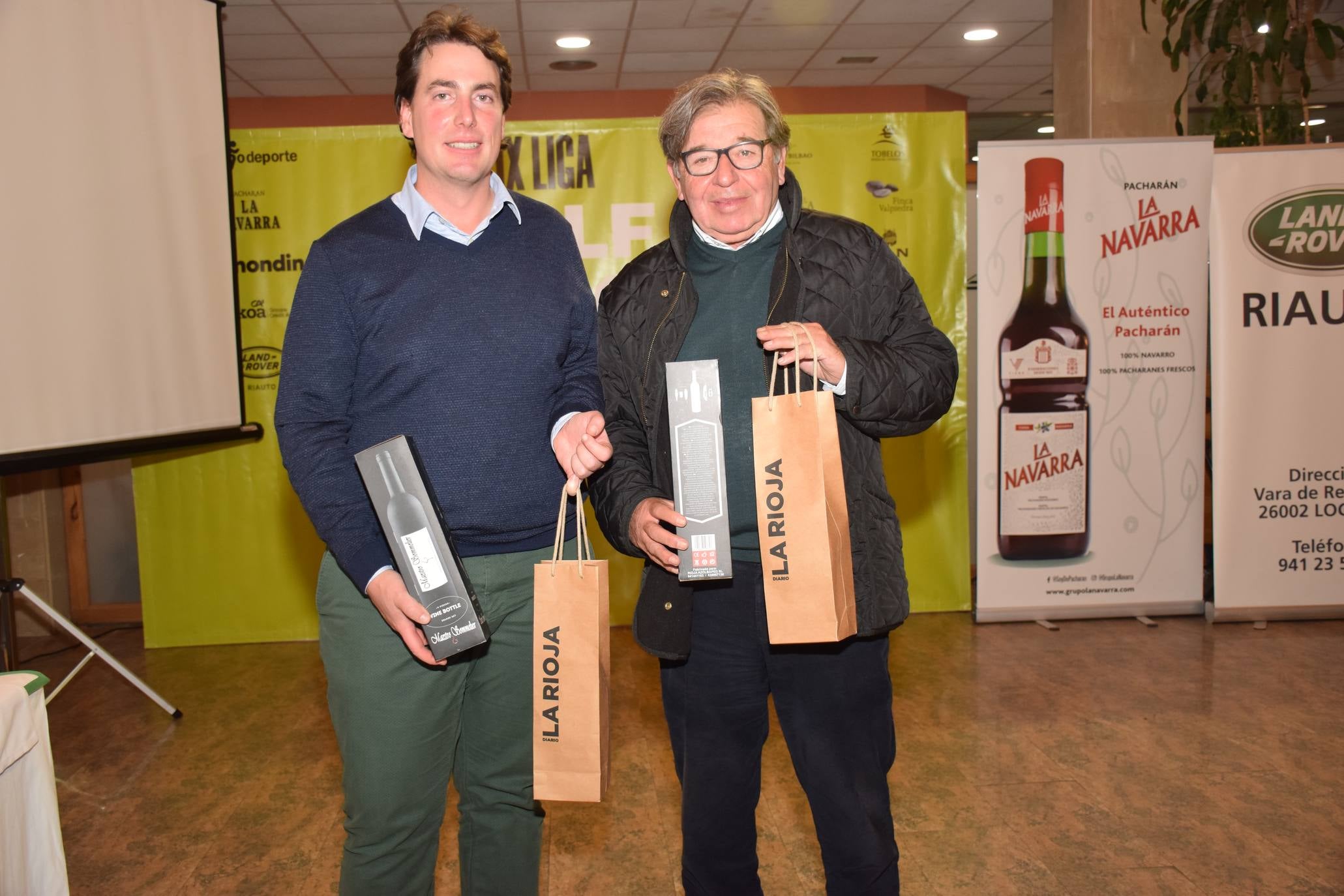 Entrega de premios a los ganadores de la Liga de Golf y Vino. 