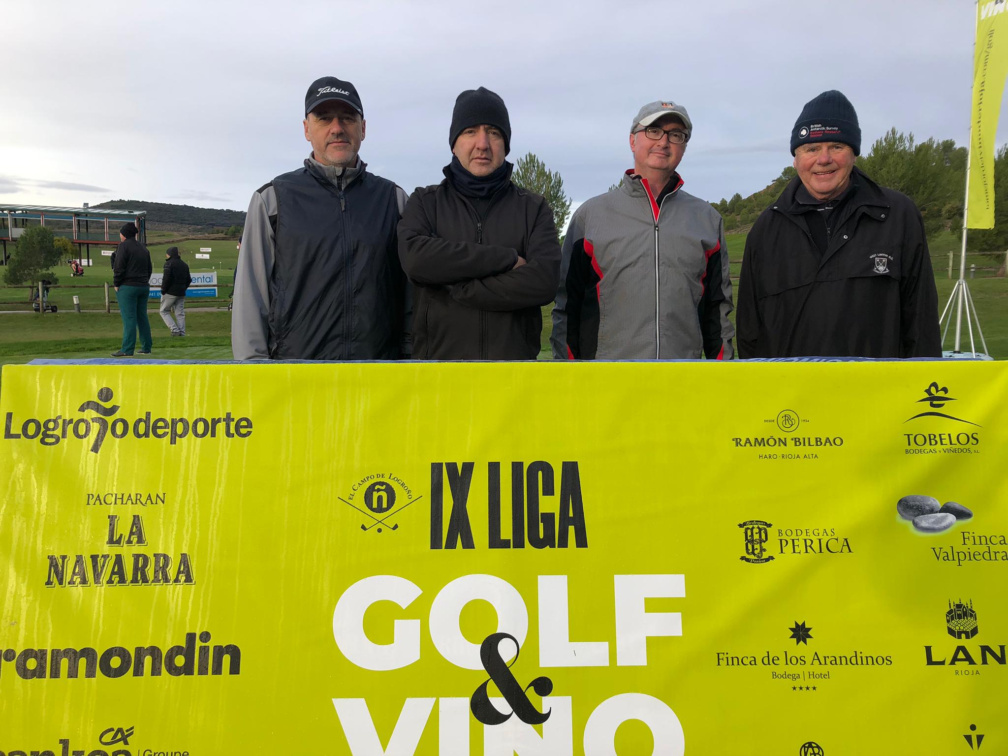 Los jutadores posaron antes de comenzar la jornada de golf. 