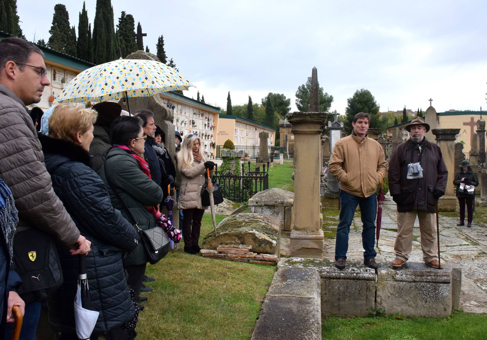 Fotos: Amigos de La Rioja llama a la restauración del mausoleo del Marqués de Romeral