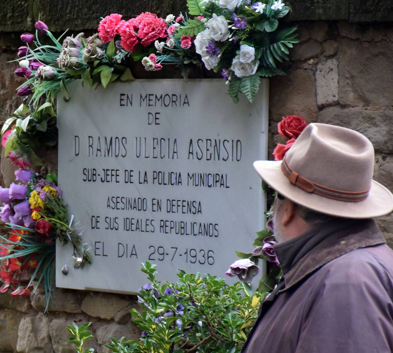 Fotos: Amigos de La Rioja llama a la restauración del mausoleo del Marqués de Romeral