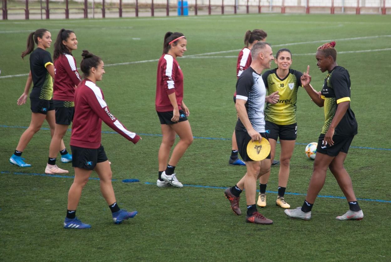 Isadora y Dorine bromean con Gerardo García León durante un entrenamiento del EDF