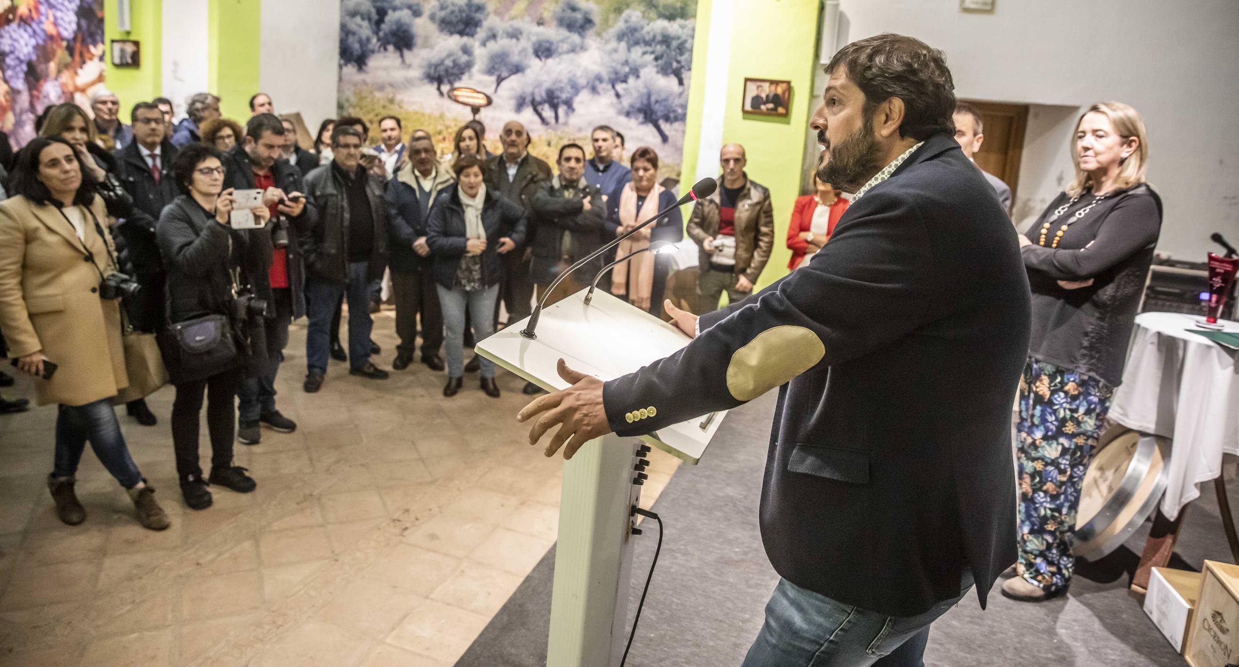 Las bodegas de Aldeanueva de Ebro presentaron ayer los primeros vinos del 2019 y el calagurritano, chef de Nino y de Delicatto, recibió el destacado galardón