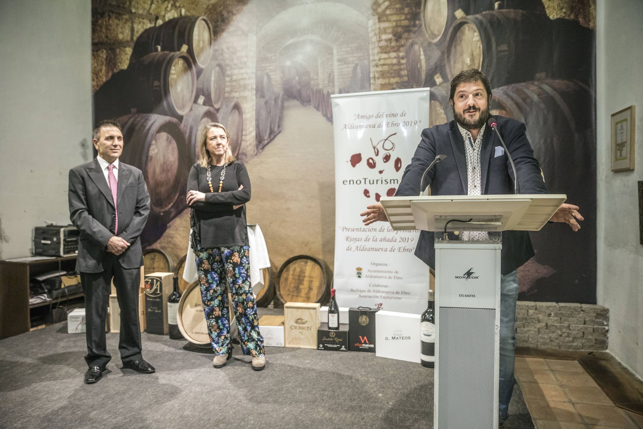 Las bodegas de Aldeanueva de Ebro presentaron ayer los primeros vinos del 2019 y el calagurritano, chef de Nino y de Delicatto, recibió el destacado galardón