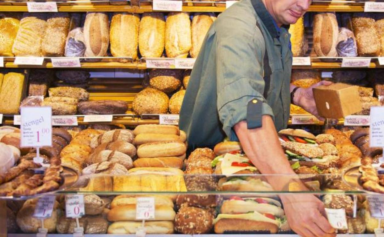 Un hombre trabaja en una panadería.