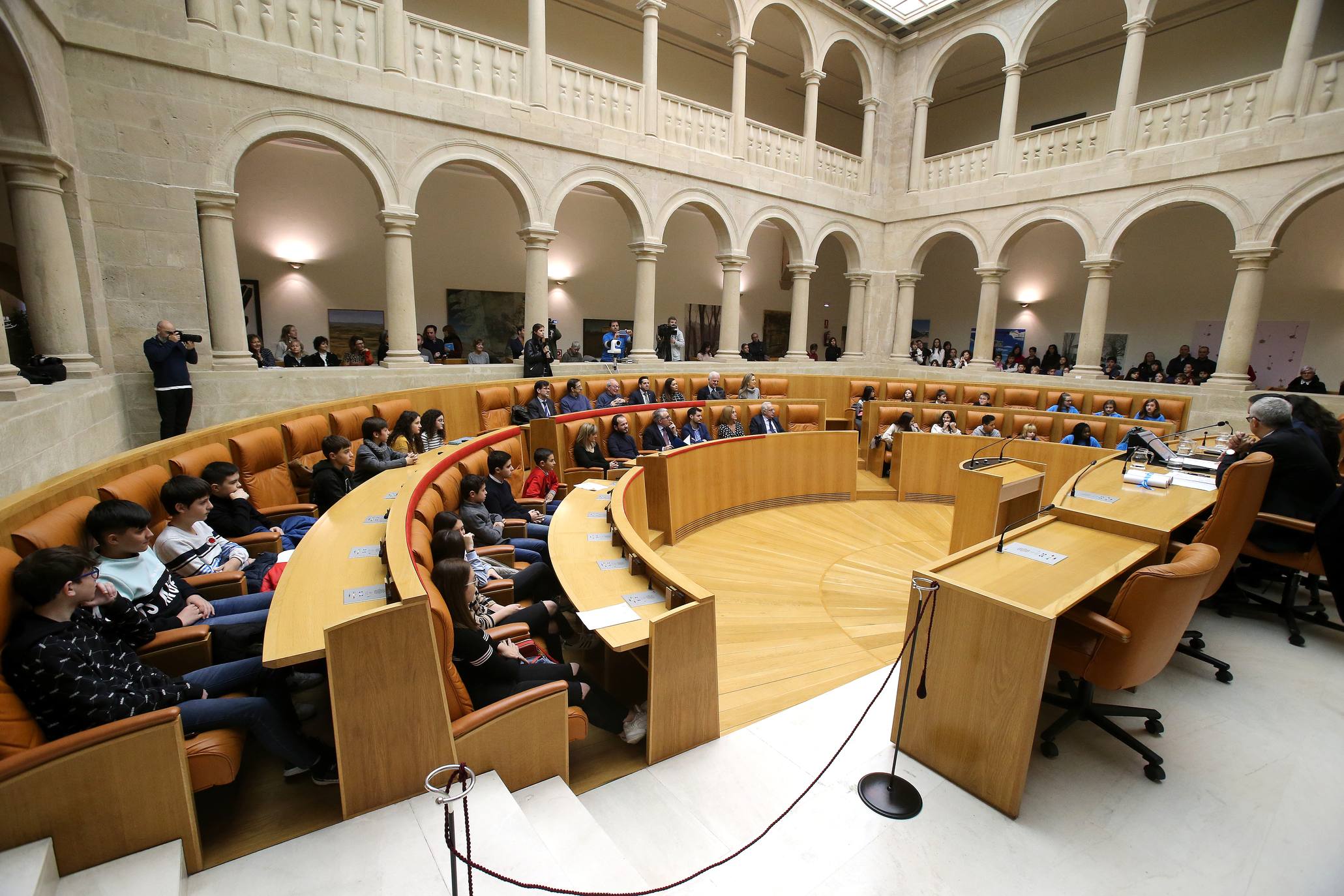 El Parlamento acogió la lectura del Manifiesto con motivo del 30º Aniversario de la Convención sobre los Derechos del Niño por parte del Comité de Unicef en La Rioja.