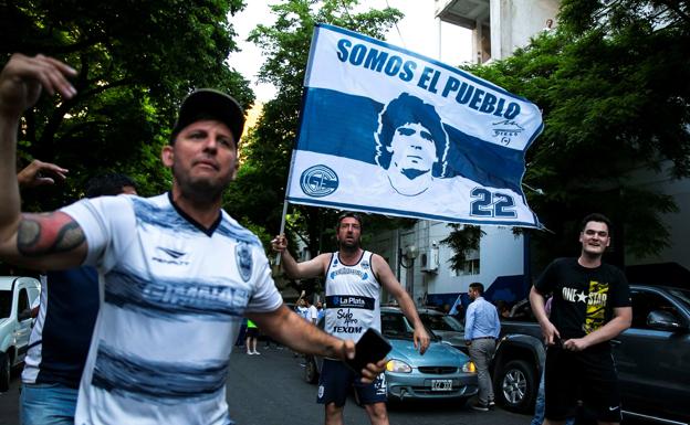 Aficionados de Gimnasia y Esgrima La Plata se concentraron en las puertas de la sede social del club para reclamar por la continuidad de Maradona como entrenador del equipo