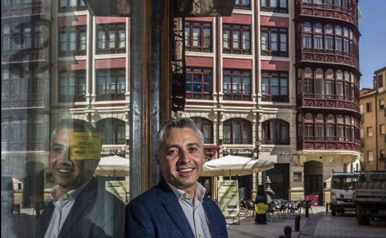 Francisco Ocón, ante la sede del PSOE en la plaza Martínez Zaporta de Logroño. 