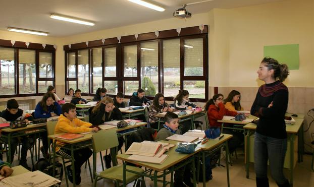 Imagen principal - Arriba, alumnos en un aula del instituto. Debajo, a la izquierda, el director del IES Esteban Manuel Villegas, Alberto Mangado. A la derecha, instalación sin completar. 