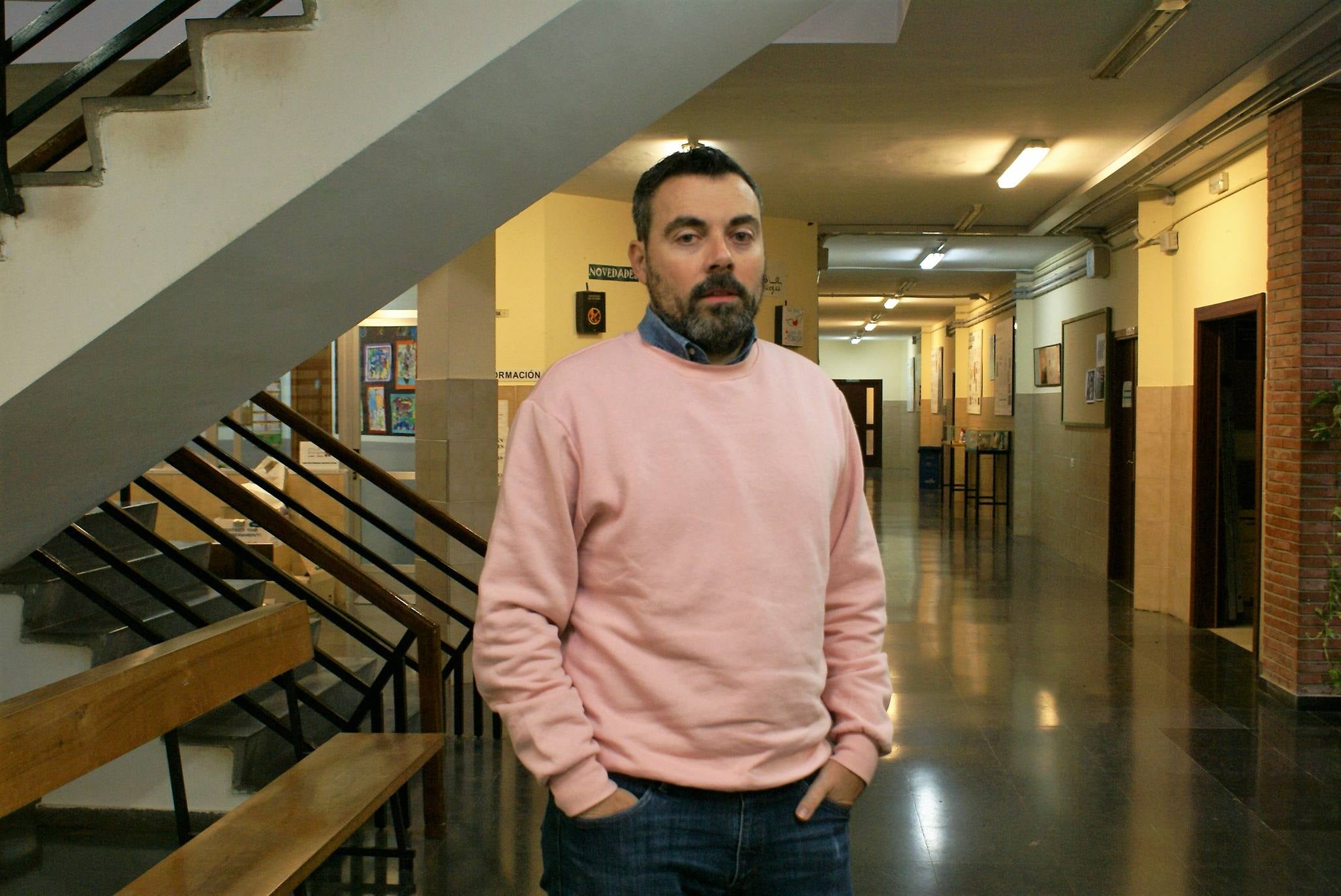 Imagen secundaria 1 - Arriba, alumnos en un aula del instituto. Debajo, a la izquierda, el director del IES Esteban Manuel Villegas, Alberto Mangado. A la derecha, instalación sin completar. 