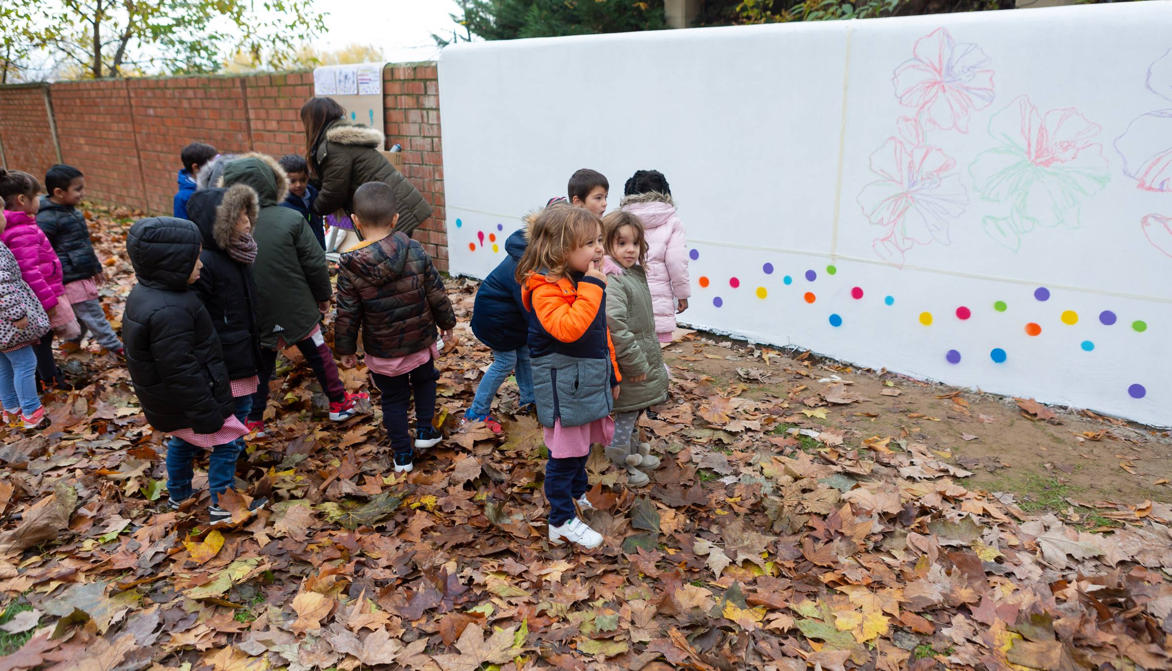 Escolares de Logroño pintan un mural en General Urrutia por las víctimas machistas