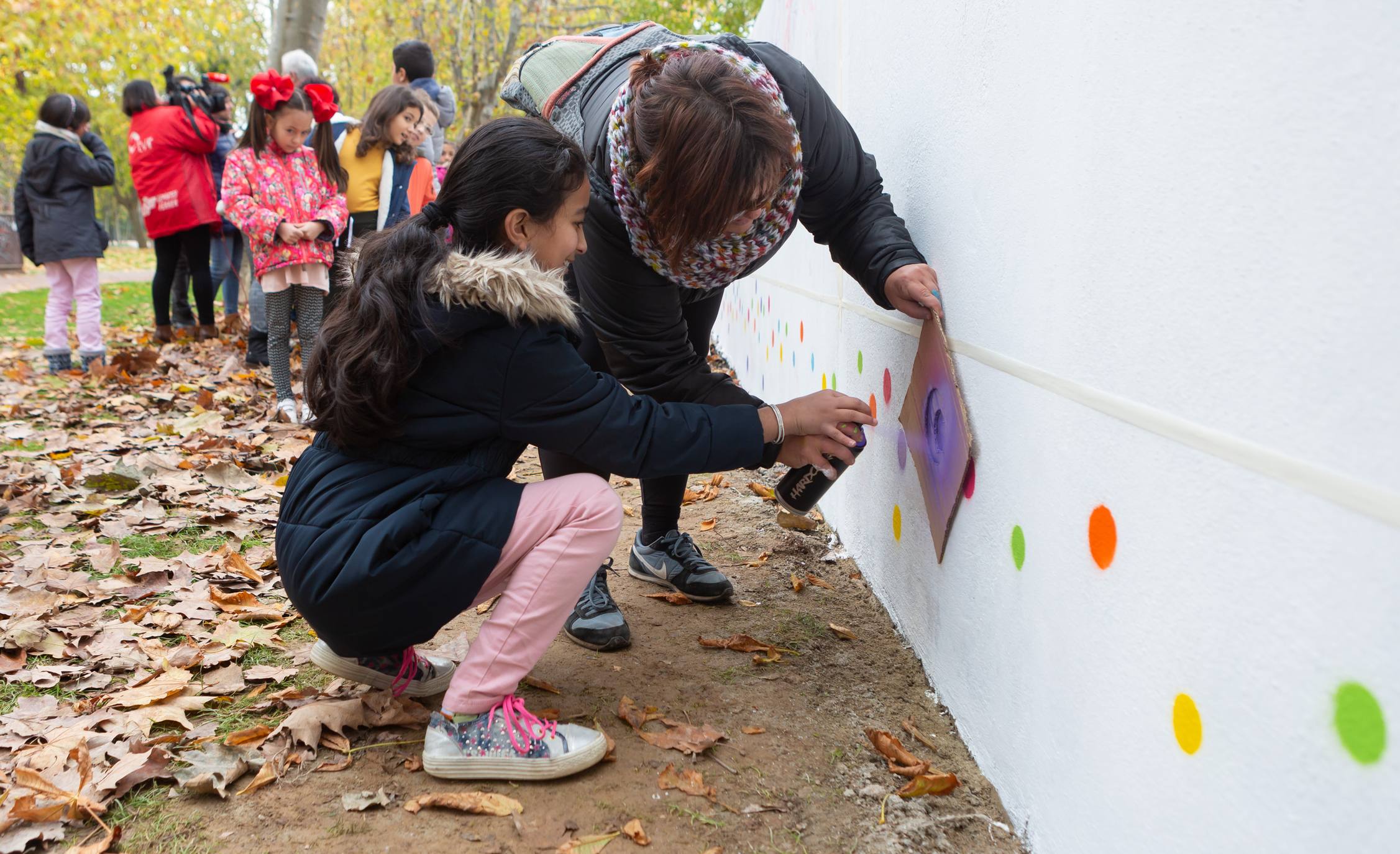 Escolares de Logroño pintan un mural en General Urrutia por las víctimas machistas