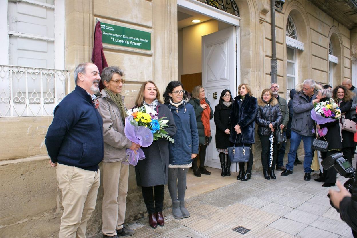 Imagen del acto de aniversario, tras descubrirse la placa con el nuevo nombre del Conservatorio Elemental de Música. .