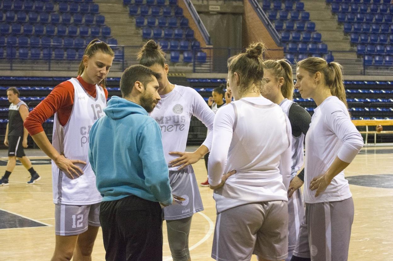 Carbajal habla con sus jugadoras en un entrenamiento. .