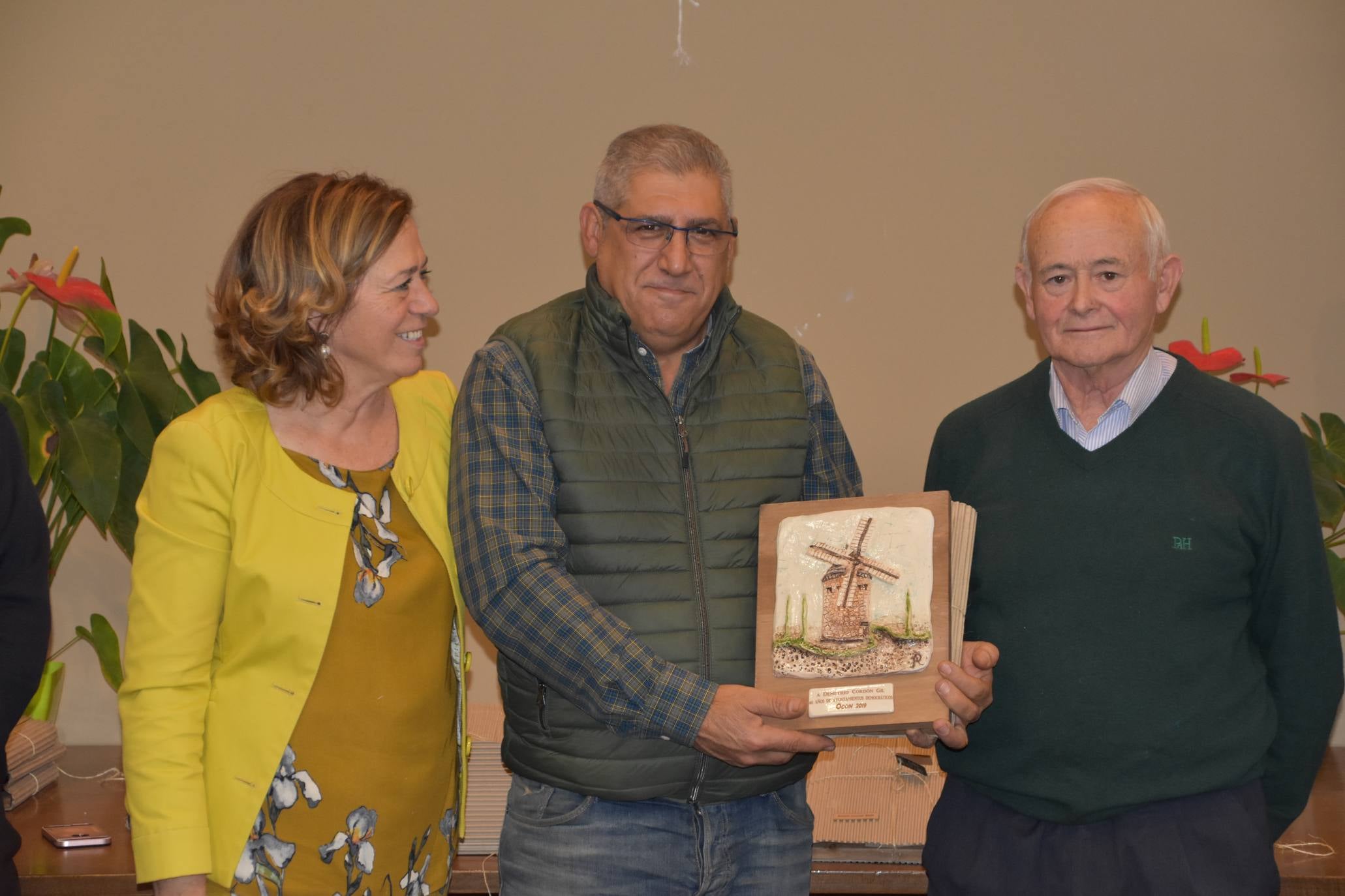 El Ayuntamiento de Ocón, dentro de los actos de los '40 años de ayuntamientos democráticos', celebró un homenaje a los alcaldes, concejales y representantes que han ejercido su labor en algún momento desde 1979 hasta la actualidad.