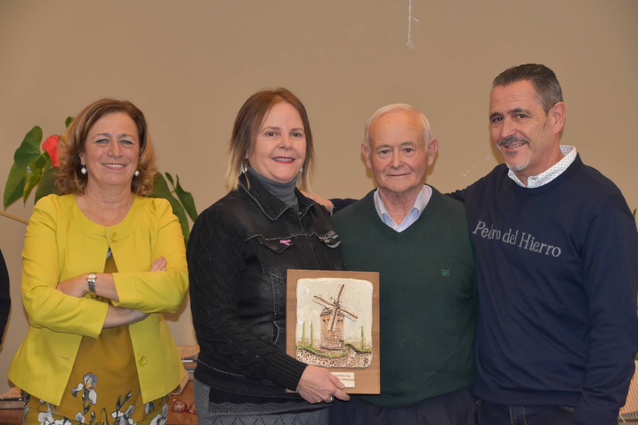 El Ayuntamiento de Ocón, dentro de los actos de los '40 años de ayuntamientos democráticos', celebró un homenaje a los alcaldes, concejales y representantes que han ejercido su labor en algún momento desde 1979 hasta la actualidad.