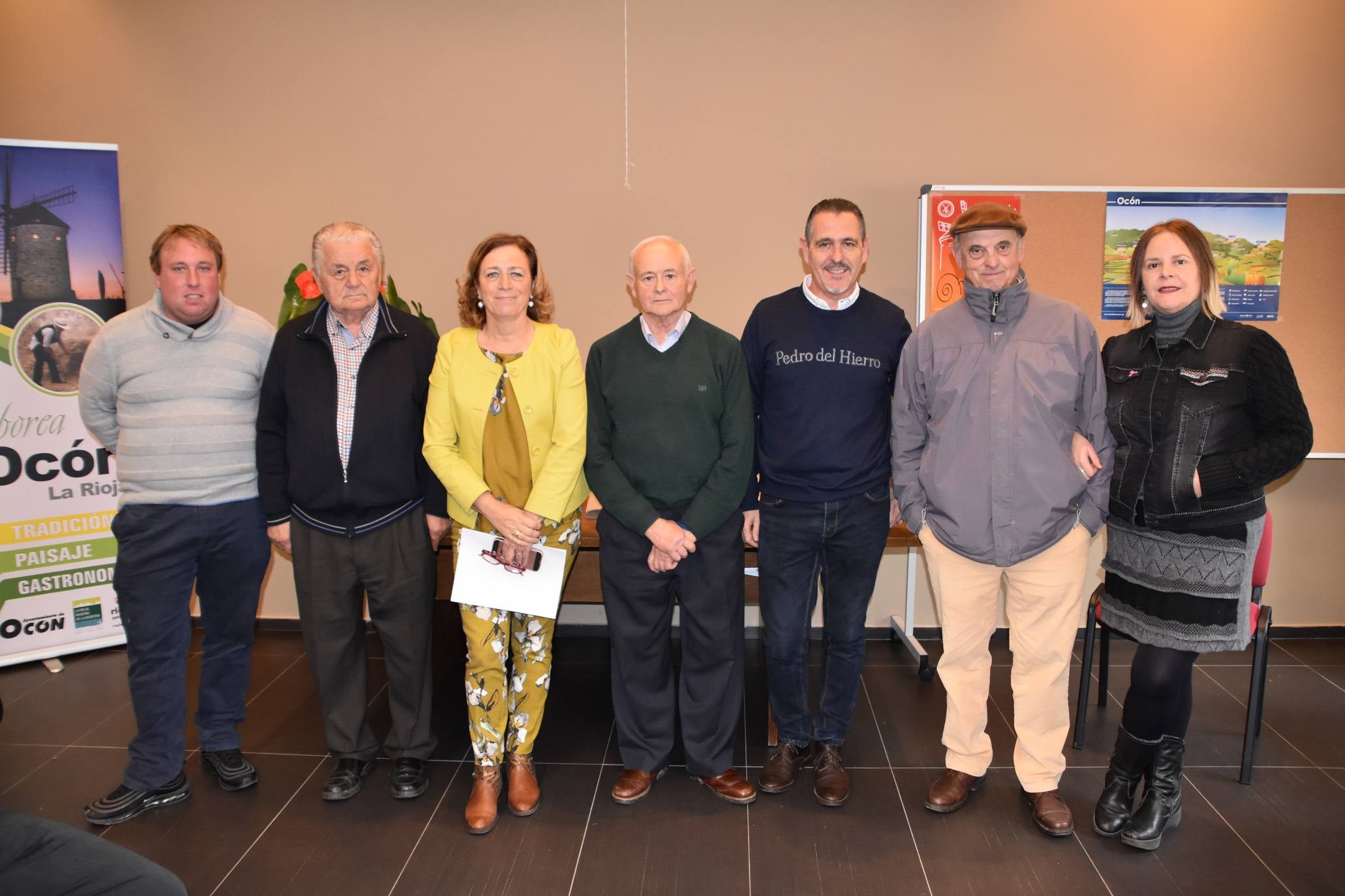 El Ayuntamiento de Ocón, dentro de los actos de los '40 años de ayuntamientos democráticos', celebró un homenaje a los alcaldes, concejales y representantes que han ejercido su labor en algún momento desde 1979 hasta la actualidad.