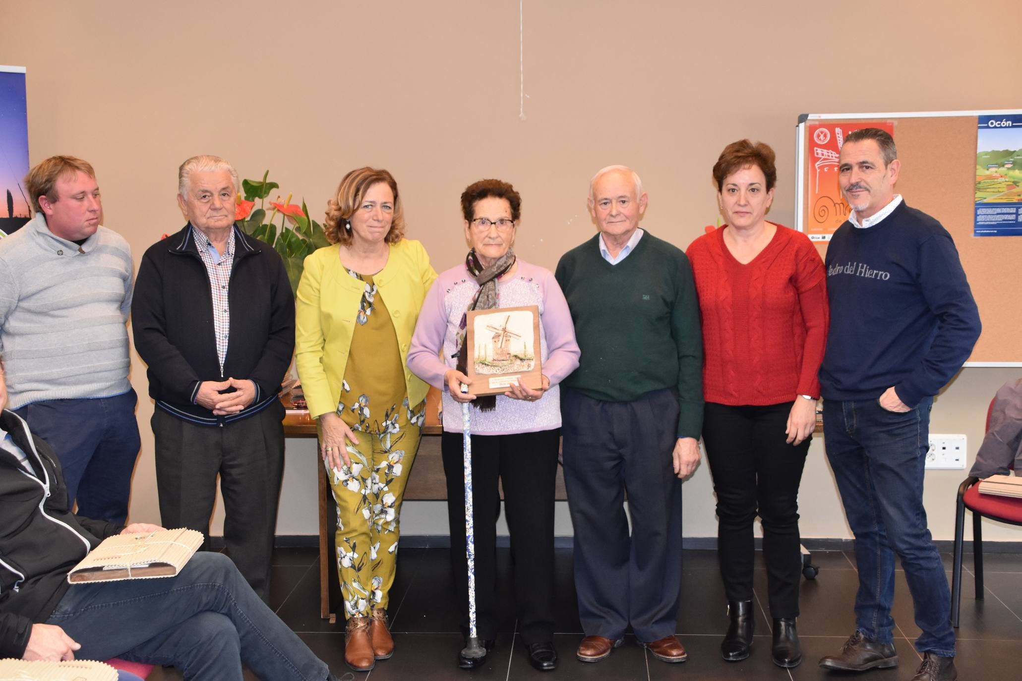 El Ayuntamiento de Ocón, dentro de los actos de los '40 años de ayuntamientos democráticos', celebró un homenaje a los alcaldes, concejales y representantes que han ejercido su labor en algún momento desde 1979 hasta la actualidad.