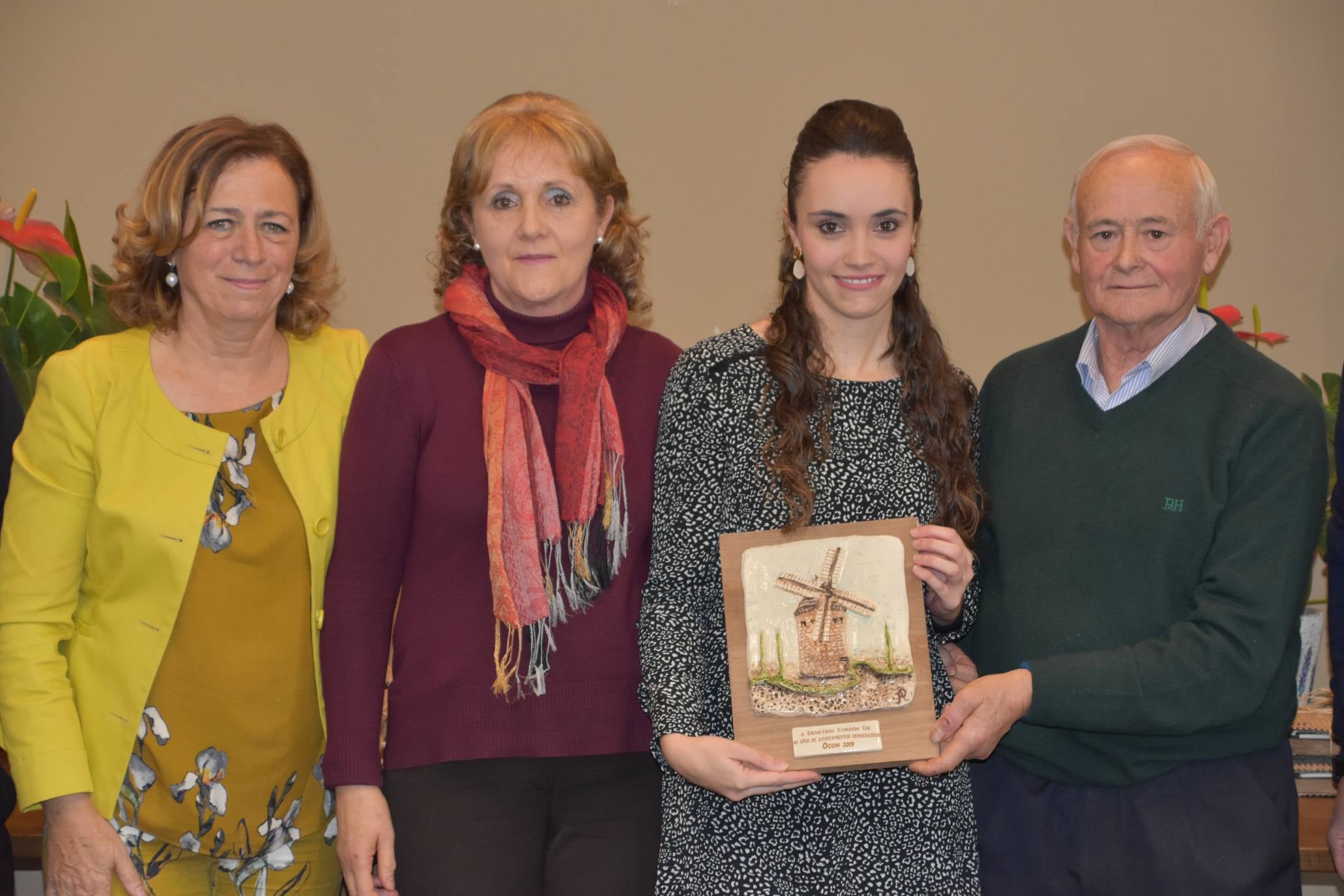 El Ayuntamiento de Ocón, dentro de los actos de los '40 años de ayuntamientos democráticos', celebró un homenaje a los alcaldes, concejales y representantes que han ejercido su labor en algún momento desde 1979 hasta la actualidad.